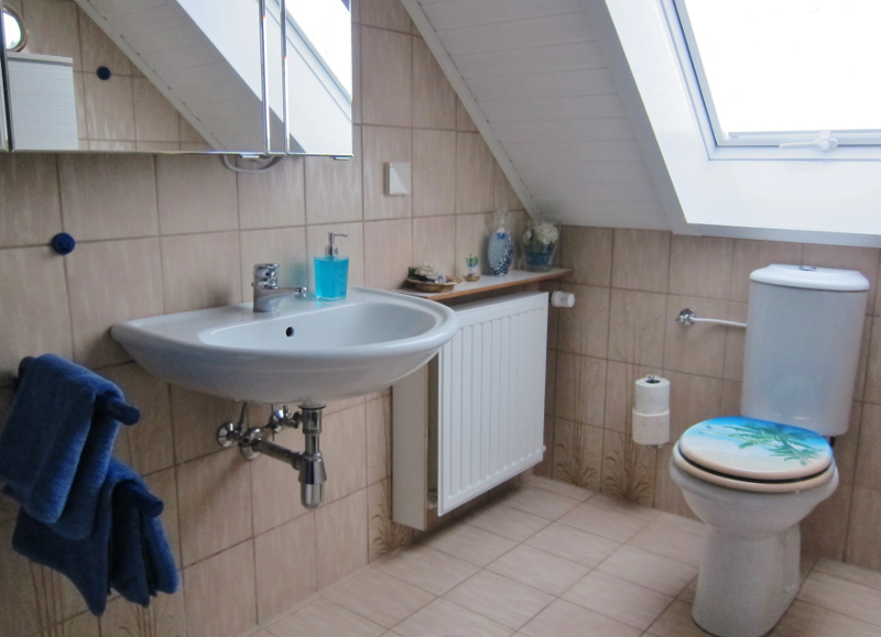 Waschbecken und WC Waschbecken und WC